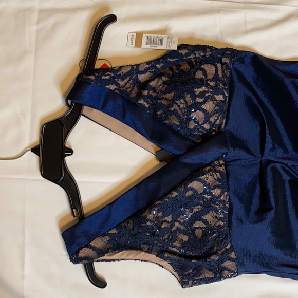 R & M Richards
V Neck Sleeveless long flowing Gown - Picture 4 of 5